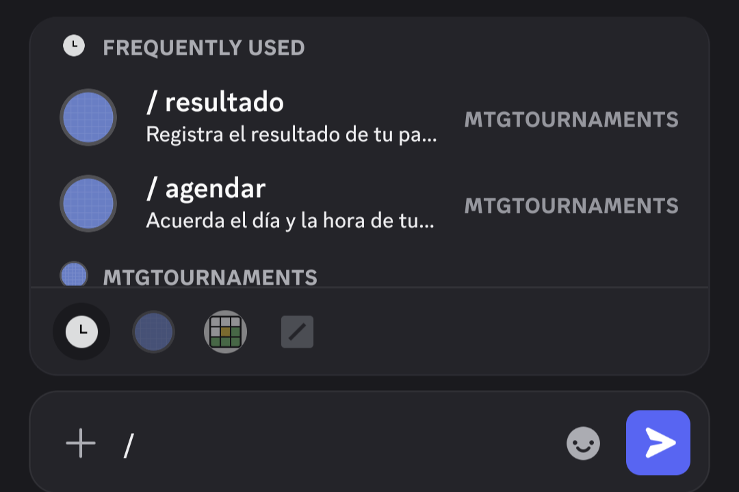 El selector de comandos de Discord tras escribir una barra: «/resultado — Registra el
                      resultado de tu partida» y «/agendar — Acuerda el día y la hora de tu partida», los dos
                      marcados como de la aplicación MTGTOURNAMENTS.